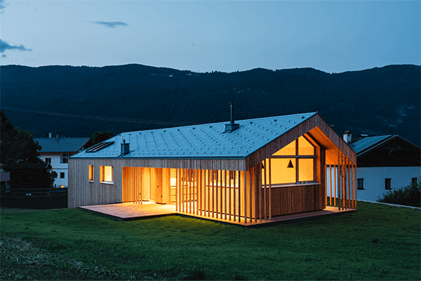 Beleuchtetes Haus zum Thema Energieeffizienz